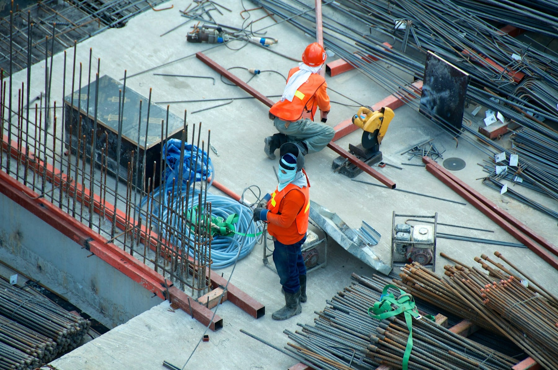 Profissionais trabalhando em uma obra de construção civil